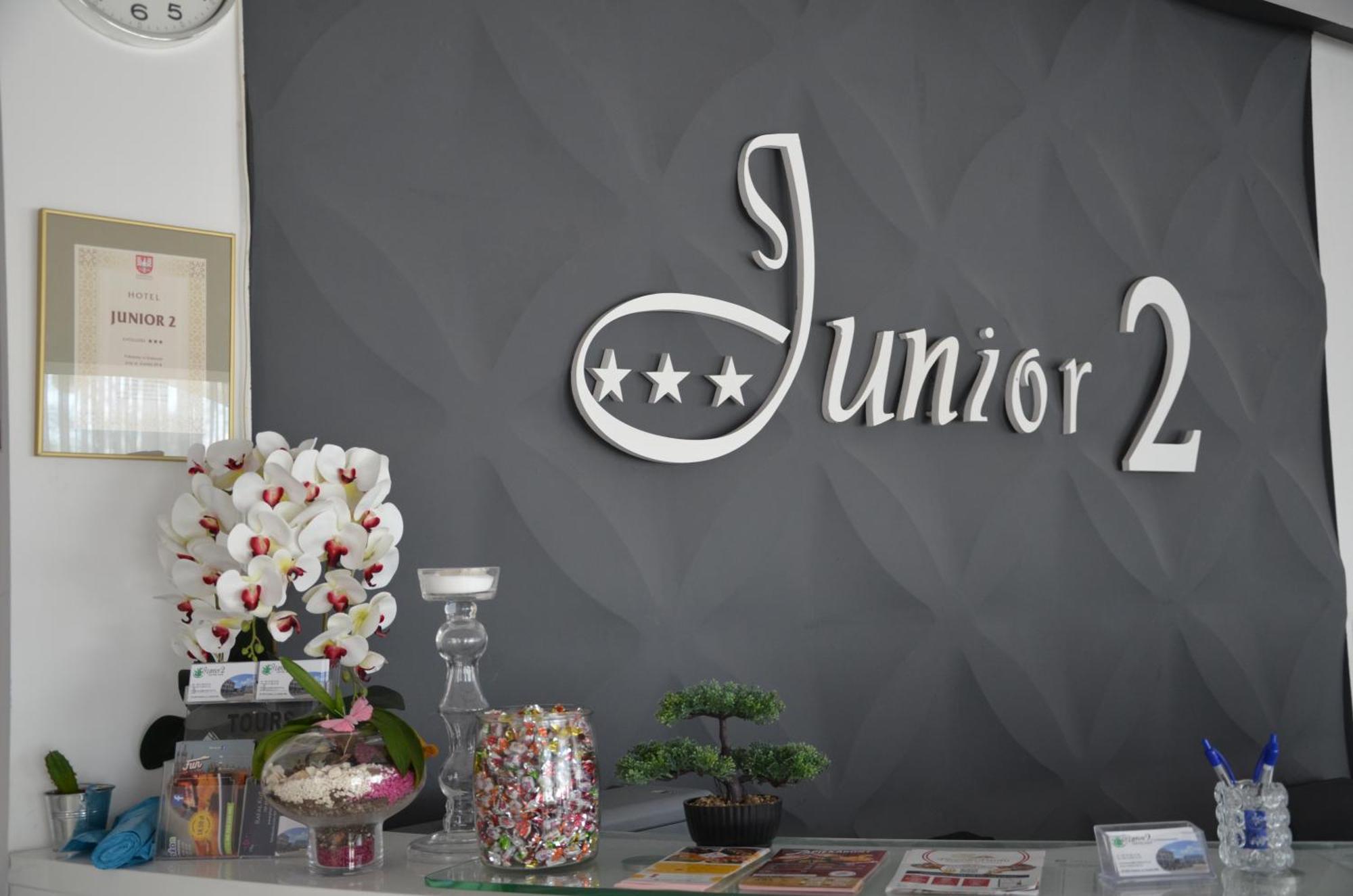 Hotel Junior 2 Krasków Exterior foto